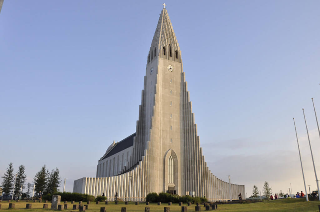 Pic of Hallgrímskirkja in Reykjavik by Suzanne from TheTravelBunny.