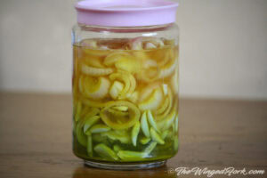 Let the Lasoon Sirka marinate with onion rings.