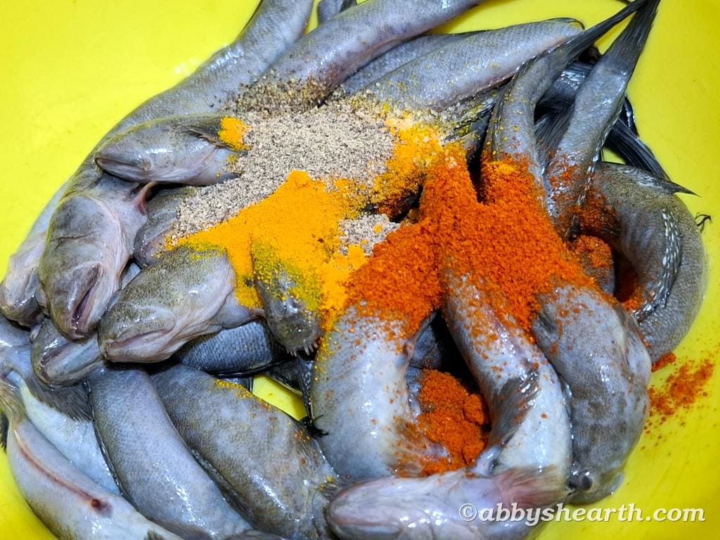 Pepper, masala, haldi added to the nevties or mudskippers.