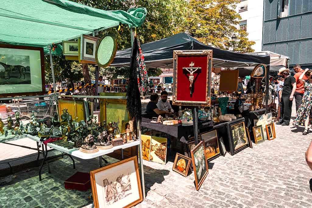 Antiques and painting at the road side stalls.