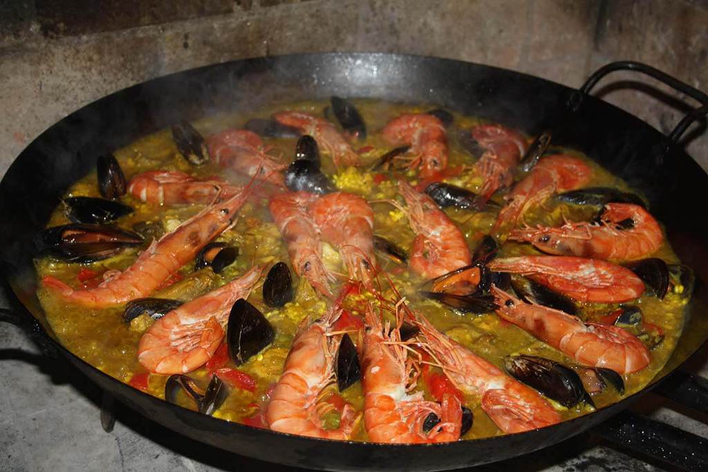 Majorcan Paella Mixtas: Traditional feast in Mallorca