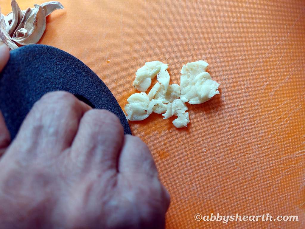 Crush the garlic with a grinding stone.