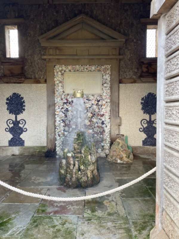 Grotto in Oberons Palace with floating golden crown.