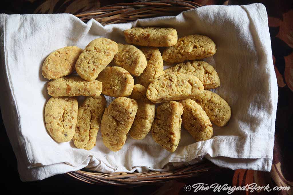 A basketfull of apple pie cookies.