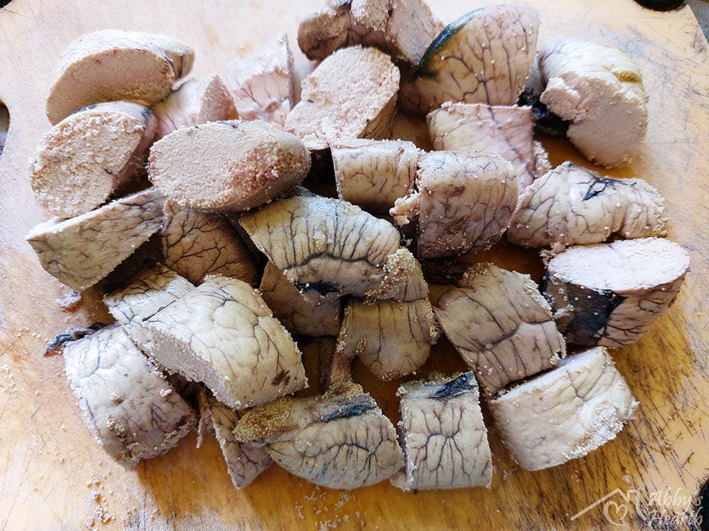 Chop the boiled roe into 1 or 1.5 inch thick pieces on a cutting board.