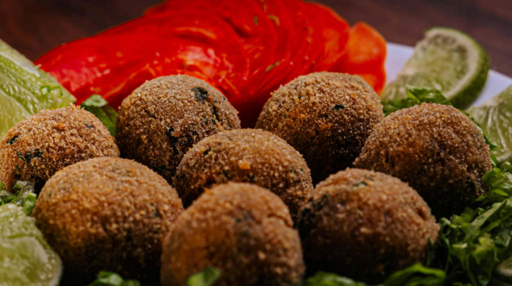 Falafel with tomatoes and sourlime.