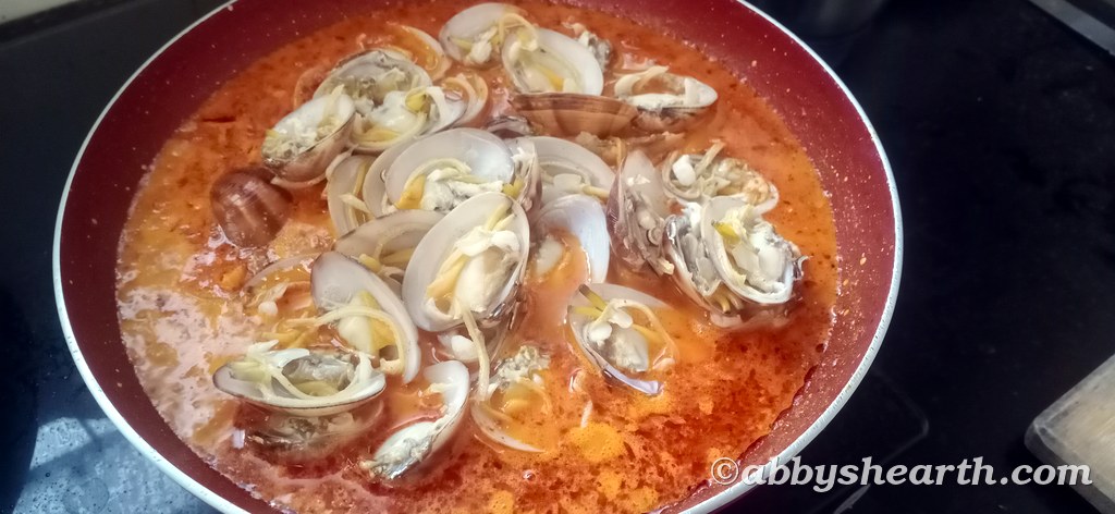 Add the cooked cockles/thisra back to the cooked masala.