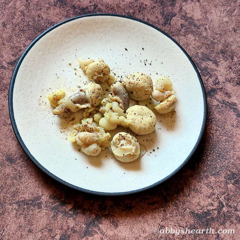 Sprinkle coarse ground pepper on top of the boiled goat testes.