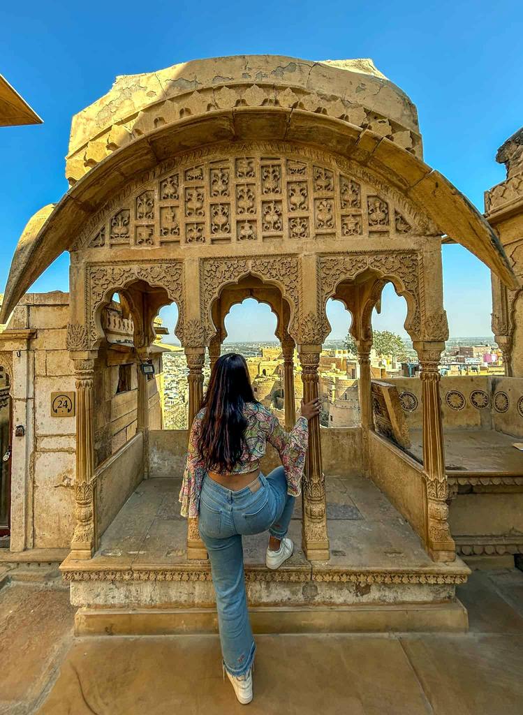 Lady at jaisalmer palace museum.