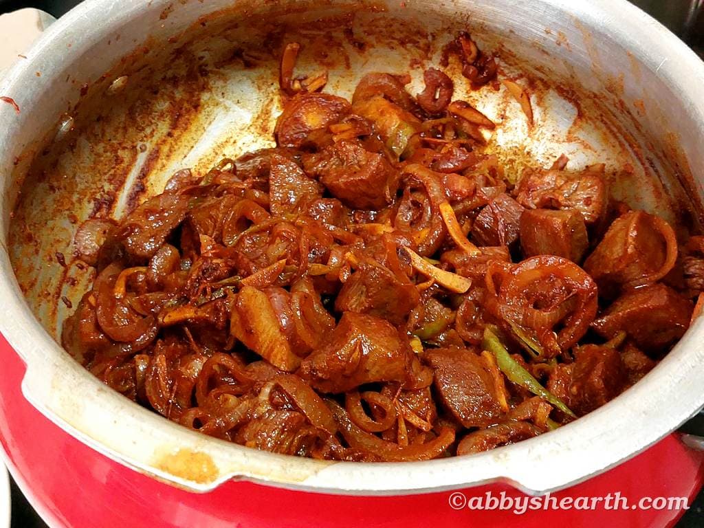Add the tongue pieces to the masala and mix.