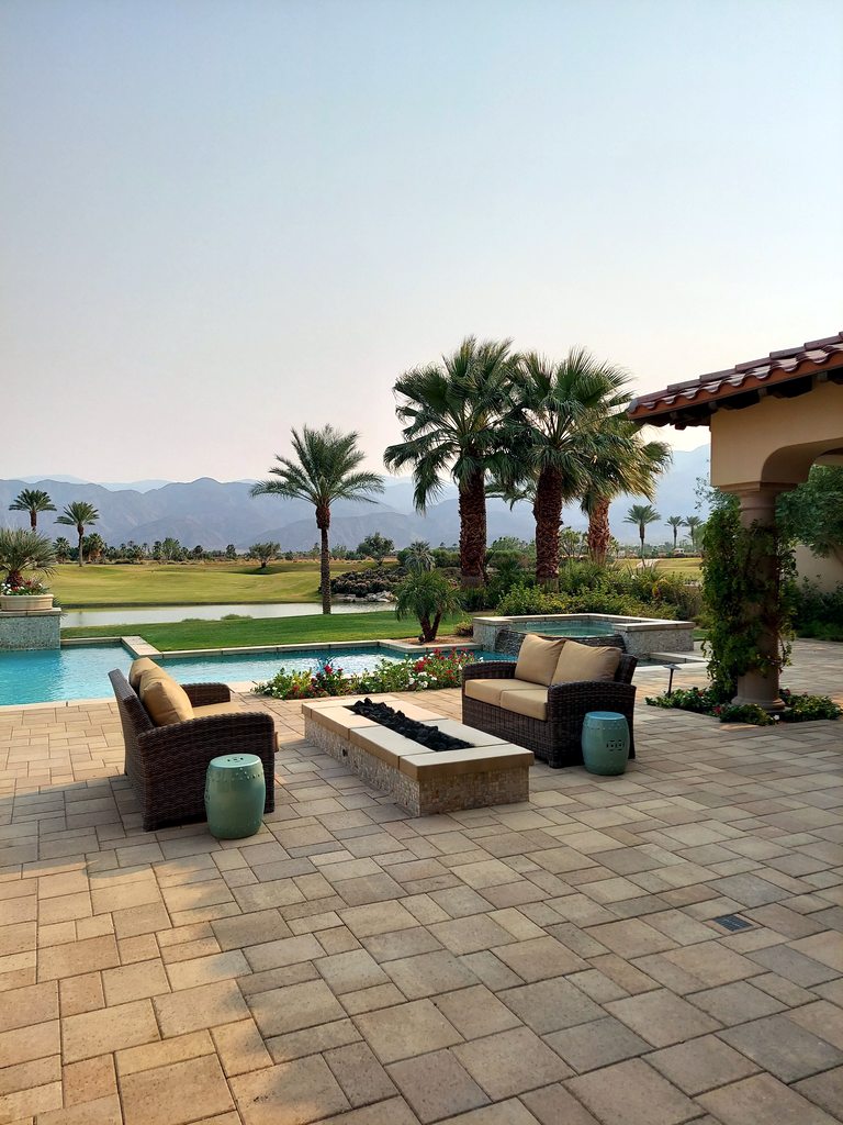 Lounge set near pool.