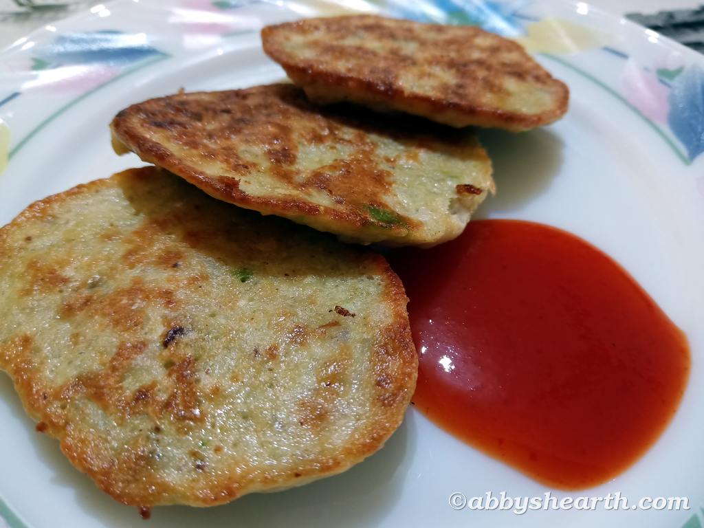 Brain cutlets with sauce.