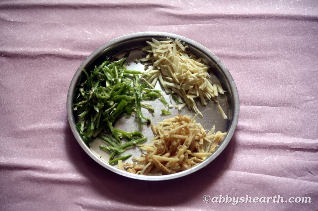 Cut the ginger, garlic and chilies into slivers.