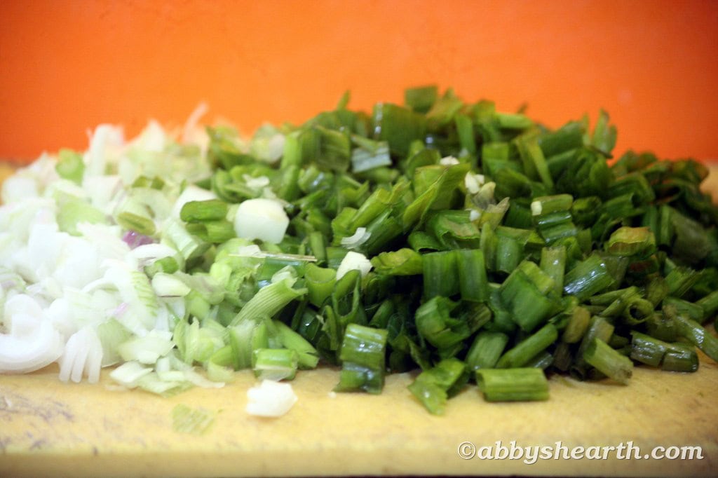 Cut the spring onion and the greens into half cm pieces.